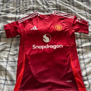 Manchester United Fernandes tröja M - (ALLDRIG ANVÄND) Manchester United matchtröja från Adidas med B. Fernandes och nummer 8 på ryggen. Pris kan diskuteras.