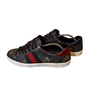 Gucci Ace Tiger - Säljer mina snygga Gucci sneakers i modellen Ace Tiger. Inte använda mycket så fint skick och inga defekter. Storleken är 42 men passar även 42,5/43. Skicka en DM vid funderingar🌟