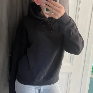Svart hoodie  - En svart hoodie med klassisk huva och snörning framtill. Tröjan har en relaxed passform och långa ärmar, perfekt för chill dagar. Tillverkad i mjukt material som känns skönt mot huden💗