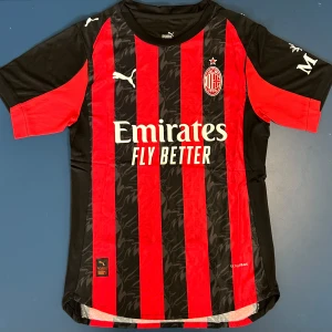 AC Milan Fotbollströja - Helt ny AC Milan Fotbollströja i storlek S