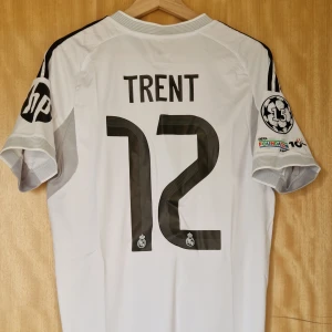 Trent Alexander-Arnold fotbollströja Real Madrid 25-26 - Trent Alexander-Arnold Real Madrid repIika fotbollströja 25-26. Helt ny med tag. Storlek: Small