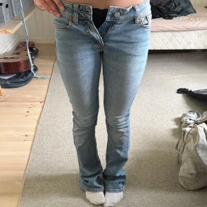 Junkyard jeans - Säljer nu mina junkyard jeans, pga av att de tyvärr blivit försmå☹️ Gått sönder lite längst ner, annars har de hållit jättebra🥰De är strl xxs men skulle säga att de passar xs också. Är ganska långa i benen jag som är 160 kan stå på tå och då når de nästan ner till marken. Köpte de nya för 700kr. Det är bara att skriva om ni vill veta innerbensmått o midjemått!💕💕