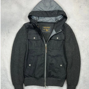 Woolrich hooded cardigan jacket - – Condition: 9/10  – Retail price: 6000 + SEK  The model is 185 cm tall