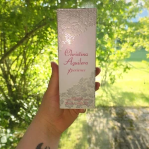 Christina Aguilera Xperience parfym 30ml - Säljer en Christina Aguilera Xperience Eau de Parfum, 30 ml. Flaskan är elegant med frostat glas och silvriga spetsdetaljer, och text i rosa. Kommer i en snygg vit kartong med blommönster och rosa text. Perfekt för dig som gillar feminina och lyxiga dofter. Tyvärr inte min doft. Endast testad.