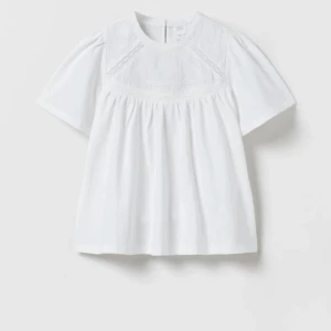 Blus  - Så fin sommar blus som är så skön 🌸 den är från zaras barn avdelning i storlek 152 / xs, och säljs inte längre ⭐️ fick den i present men har för mig att den kostade runt 250kr ? väldigt fint skick säljer då den har blivit för liten bild 1 LÅNAD ❤️❤️❤️