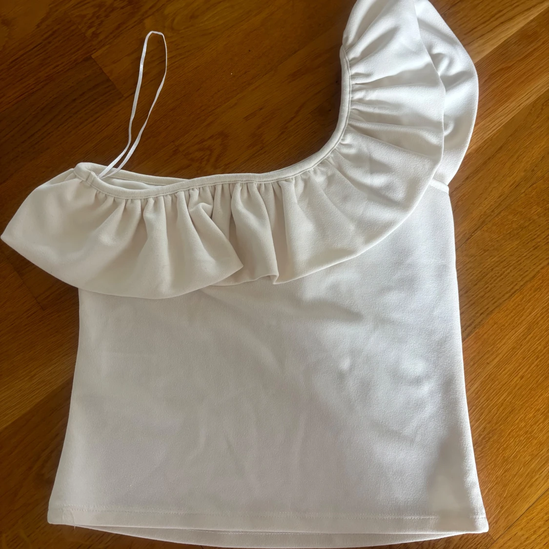 Vit oneshoulder topp med volang - 1