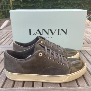 Lanvin skor  - Hej! Säljer nu dessa sjukt snygga Lanvin skor. Skorna är i bra skick! Vi rekommenderar att gå ner en storlek. Har ett begränsat antal boxar och dustbag! Hör gärna av dig vid frågor 