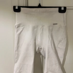 Vita ribbade cykelshorts Aim'n - Shorts från aimn, fint skick men säljes tvättade, stl S. Längd typ 7,5”