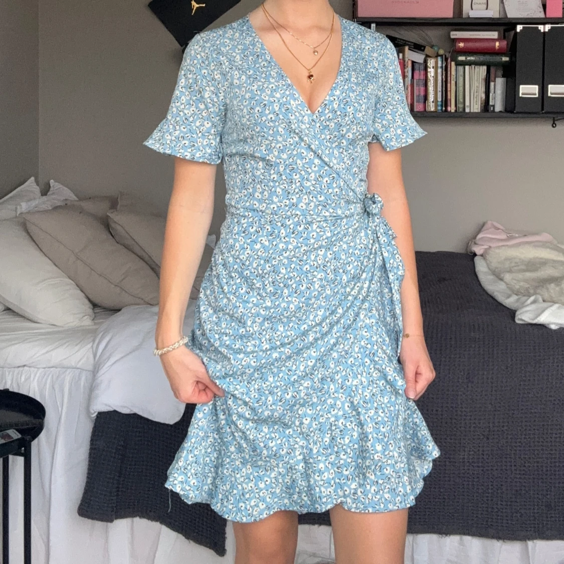 Blå blommig omlottklänning - 1