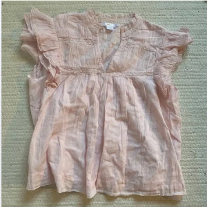 Blus - Rosa blus från Gina Tricot i barnstorlek 146/152 men passar även xs. Sjukt fin. Aldrig använd. Säljer en likadan i ljusblå