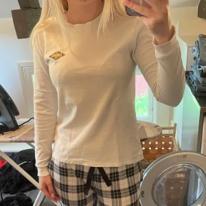 Tröja - En långärmad tröja från vans i storlek xs. Tröjan har en liten fläck på magen (se bild)💗