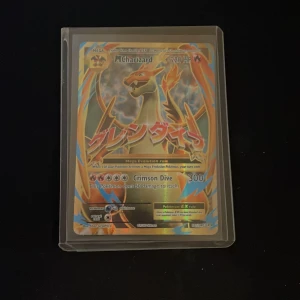 Pokémonkort: M Charizard EX - Värde: 700-1000kr. Coolt och sällsynt Pokémonkort med M Charizard EX! Perfekt för samlare och fans som vill boosta sin samling med en mäktig och färgstark drake. Kortet är i skyddsfodral och har en snygg, glittrande design som sticker ut i varje samling.