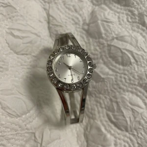 Silverfärgad klocka med stenar - Silverfärgad klocka med stenar runt. Superfint skick💕