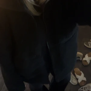 Svart teddyjacka med dragkedja - Mysig svart teddyjacka med dragkedja framtill. Jackan har en oversized passform och säljer den då den har blivit för stor