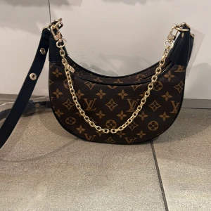 Beige axelväska med pärldetaljer - Snygg väska med axelband och guldkedja 