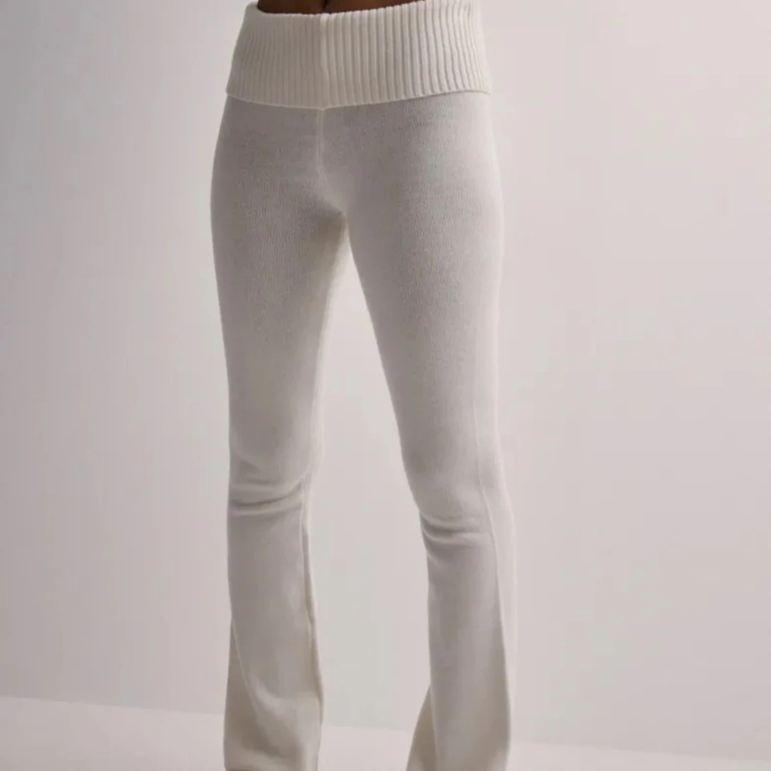 Vita stickade byxor med ribbad midja