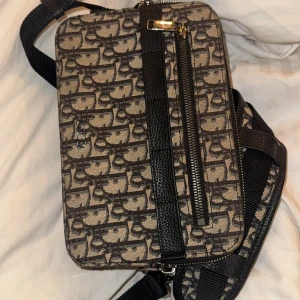 Dior väska - Dior väska använd lite av denna o sen förra sommaren, fick som gåva förra sommaren.  Storlek S