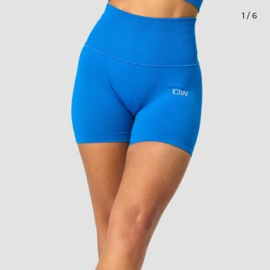 Blå träningstights shorts från ICANIWILL - Snygga blå träningstights shorts från ICANIWILL i jättefint skick!