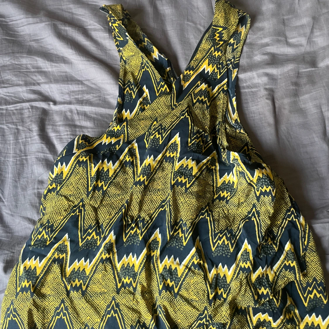 Gul och svart mönstrad kortklänning - 1