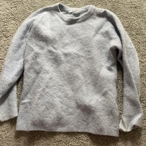 Ljusblå stickad tröja Norse Projects - Supermjuk och stilren ljusblå stickad tröja från Norse Projects. Klassisk rund halsringning och ribbade muddar. Perfekt för lager-på-lager och passar till allt. Materialet känns riktigt lyxigt och håller dig varm under kyliga dagar.💗💗Den känns mer som en xs eller s💕