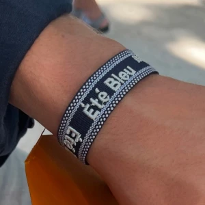 Été Bleu armband  - Adjustable, armband med broderade bokstäverna Été Bleu som betyder Blå sommar. Det ingår box och fraktas inom 24 h. För fler bilder/ videos på armbandet besök gärna Été Bleus TikTok! 