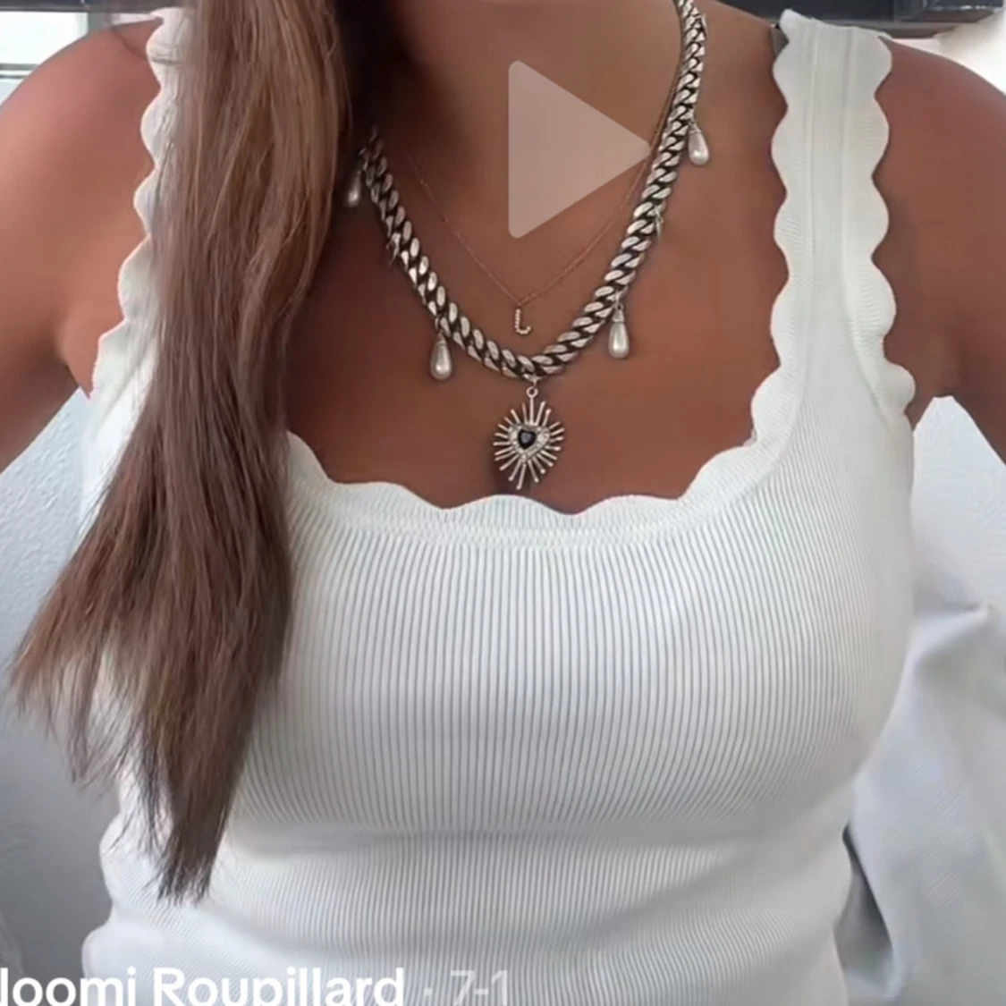 Vit ribbad linnetopp med vågig kant