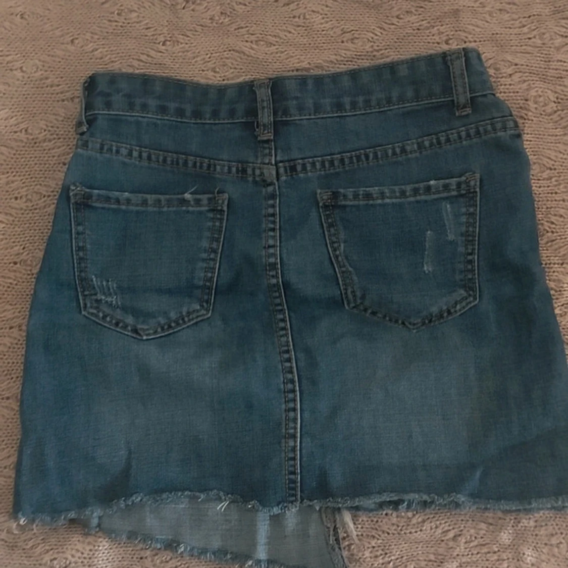 Blå jeanskjol med rå kant - 1