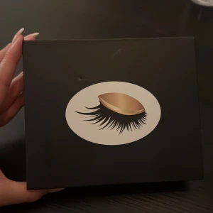 Lyxigt franskit (magnet)  med fransböjare - Snyggt kit med svarta magnet - lösögonfransar. Medföljer en elegant ögonfransböjare i roséguld. Perfekt för att fixa drömmiga fransar och få blicken att poppa.