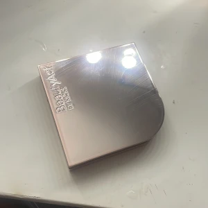 BeautyAct rouge i roséguld-förpackning - nästan helt ny Rouge från BeautyAct by Kicks i en snygg roséguldfärgad kompakt med spegel. Den har bara kommit till andvändning 2-3 gånger så den är nästan orörd!  