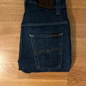 Nudie jeans blå - Säljer nu dessa tvär feta blåa Nudie jeans. Strl W29 L34. Näst intill nyskick. Vid minsta fundering är det bara att kontakta🙏🙏