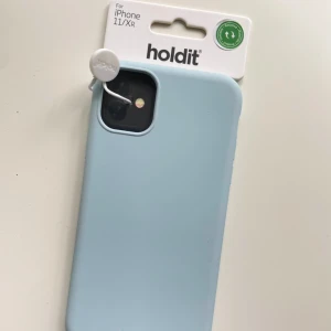 Mobilskal - Helt nytt äkta mobilskal från Holdit i färgen ”Mineral Blue” , färgen syns bäst på bild 3. Modell: Silicone Case. Mobilskalet passar till iPhone 11 och iPhone XR! Köparen betalar frakten!