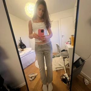 Grå bootcut jeans med låg midja - Snygga grå jeans med bootcut och låg midja. Jeansen är i storlek W28 L32 och från Claes Göran