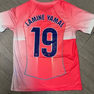 Lamine yamal special edition tröja - Oavsett om du hejar på Barca eller inte, så kommer du att vilja ha denna tröja. Perfekt till sommaren. Lamine Yamal är just nu ett av dom hetaste namnen i fotbollen, så då är det klart att du ska skaffa just denna.