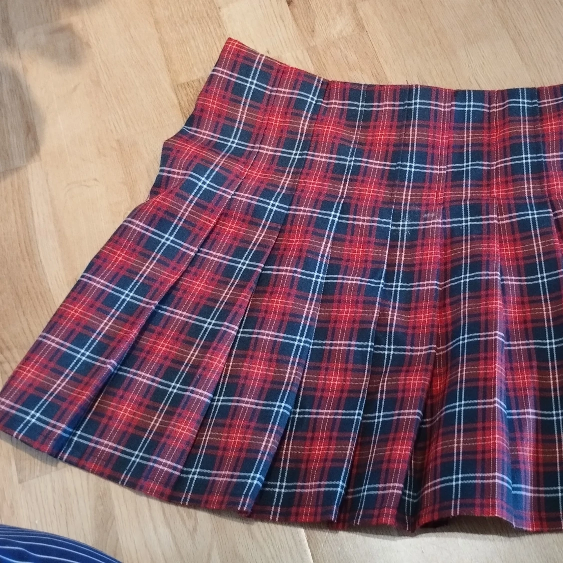 Rutig röd plisserad kortkjol - 1