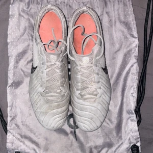 Nike tiempo legend 10 elite fg - Skorna är ganska smutsiga men det syns inte mycket på grund av den gråa färgen och på höger skon så är det lite skrapat på framsidan av skon. Materialet för sig är som helt nytt och har inga defekter i materialet. Det är ett mjukt material som är gjord för att imitera läder. Skon kommer med påse och låda om det önskas!! Ni kan gärna pruta så kan vi komma fram till nåt. Köpta för 3300kr!