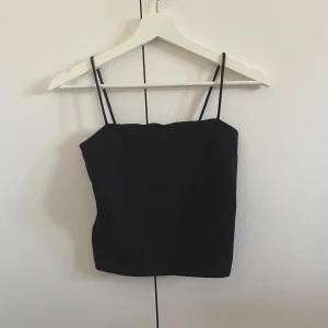 Nytt linne från Gina tricot  - Säljer ett svart kort linne från Gina tricot med smala axelband i storlek s med lappen kvar. Linnet har ett extra tyg vid bysten. Säljer ett likadant fast i xs i en annan annons. Köparen betalar frakten!