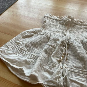 Beige/vit kjol ifrån Zara - En jättesöt beige/vit kjol!!💘 Skönt matrial med många och fina detaljer.  Perfekt för sommarens alla tillfällen! Har använt få antal gånger.