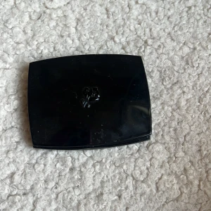 Lancôme ögonskuggspalett nude/rosa - Ögonskugga palette från Lancome, locket är tyvärr trasigt, de sitter på med hjälp av magnet så locket går fof att ha på men tyvärr inte att dra upp o ner 