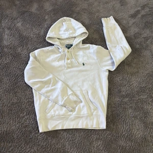 Ralph lauren hoodie  - Vit Ralph lauren kofta ganska ny använd typ 4 gånger fin går och använda till allt