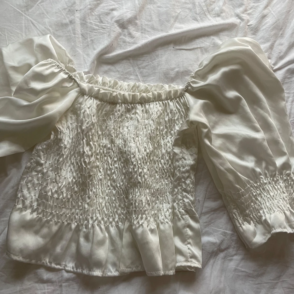 Vit blus med puffärmar