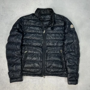 Moncler acorus down jacket - – Condition: 8/10  – Size: 1 - S  – Retail price: 10000 + SEK  Moncler fits small and we recommend going up a size  The model is 185 cm tall