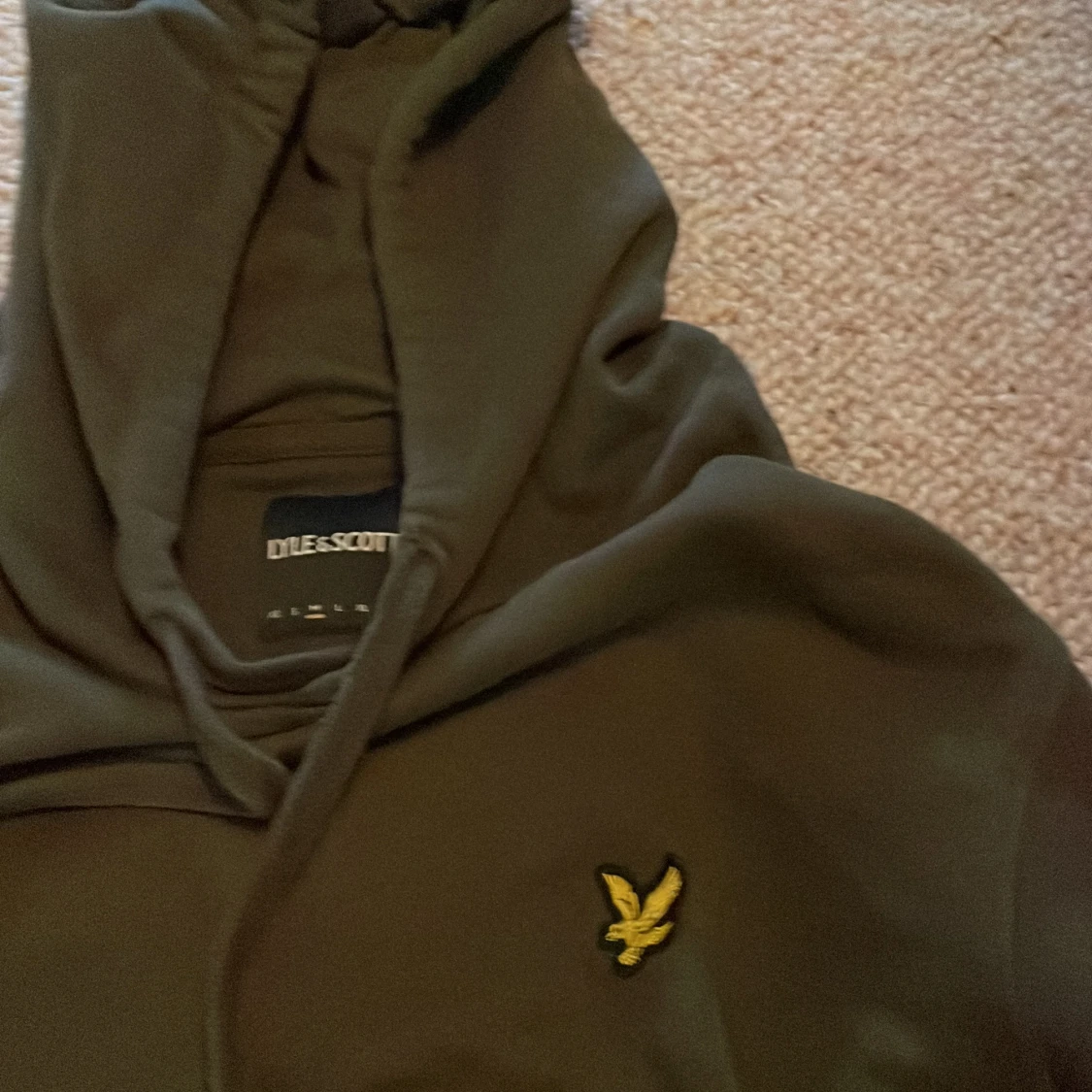 Mörkgrön hoodie från Lyle & Scott - 2