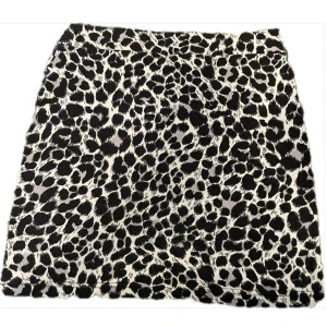 Leopardmönstrad kortkjol - Snygg kortkjol från H&M Divided med trendigt leopardmönster i svart och vitt. Kjolen har en rak passform. Storlek 34. 