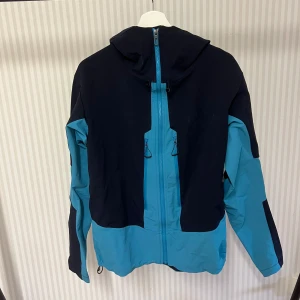 Salomon Jacka  - Snygg Salomon jacka i marinblå/ljusblå, nypris 2000 kr 