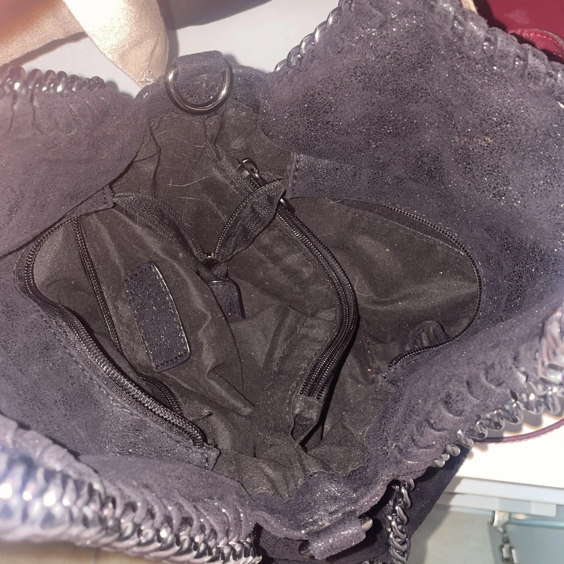 Svart axelväska med kedjedetaljer - 2