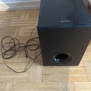 Sony subwoofer - Säljer en Sony subwoofer. Perfekt för hemmabiosystemet eller musikälskaren som vill ha extra tryck i basen. Modellen är SS-WCT80. lite dammig bara knappt använd
