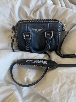 Zadig & Voltaire Väska - Säljer min Zadig väska som inte längre kommer till användning. Lite smått slitage på sidan, men inga synliga skador. Metallen har blivit missfärgad på vissa ställen. Köptes för ung 1 år sedan på Zalando och är väl använd. Nypris: ca 3000 💞💞‼️⚠️ANVÄND INTE KÖP NU⚠️‼️