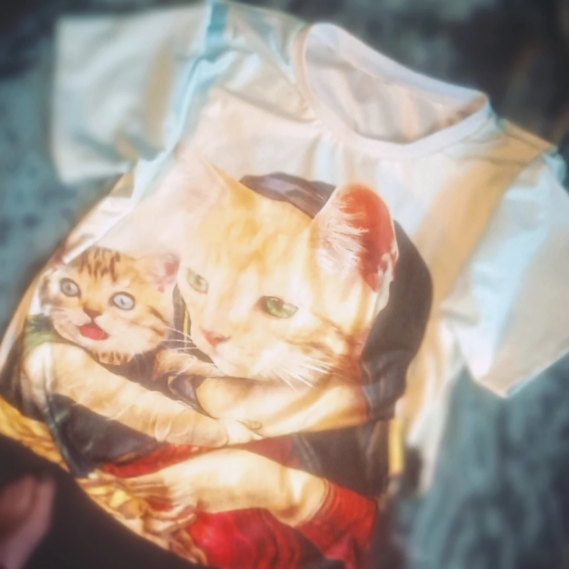 Vit t-shirt med kattmotiv - 1
