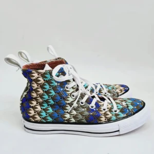 Missoni Converse sneakers strl 37 - Skitsnygga high top converse i missoni kollektionen. Säljs inte längre och väldigt svåra att få tag på! Jättefint skick, bara tecken på vanlig användning. Säljer då jag har för många skor