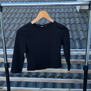 Svart långärmad topp från BikBok - Svart långärmad topp från BikBok i storlek XS. Toppen har en cool öppen ryggdetalj och är tillverkad i ett strukturerat, stretchigt material. Snygg och enkel att styla med både jeans och kjol.